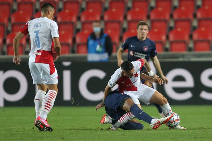 Holeš přihlíží souboji Stanciua, Slavia - Midtjylland, play off Ligy mistrů 2020/2021