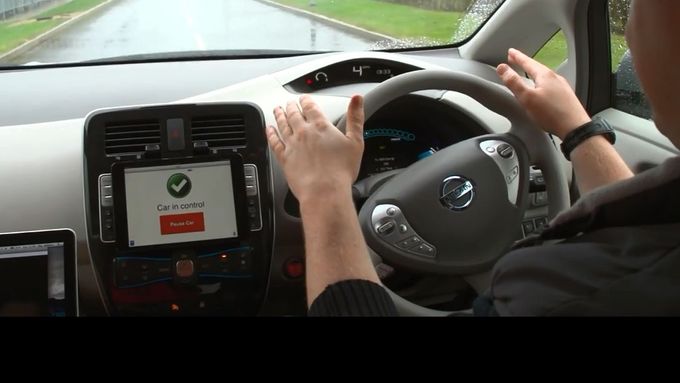 Auto je plně samostatné, pokud si neví rady, zastaví a předá řízení člověku za volantem. Autor: Youtube.com