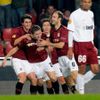 Juraj Kucka (Sparta) slaví se spoluhráči gól do sítě Kluže.