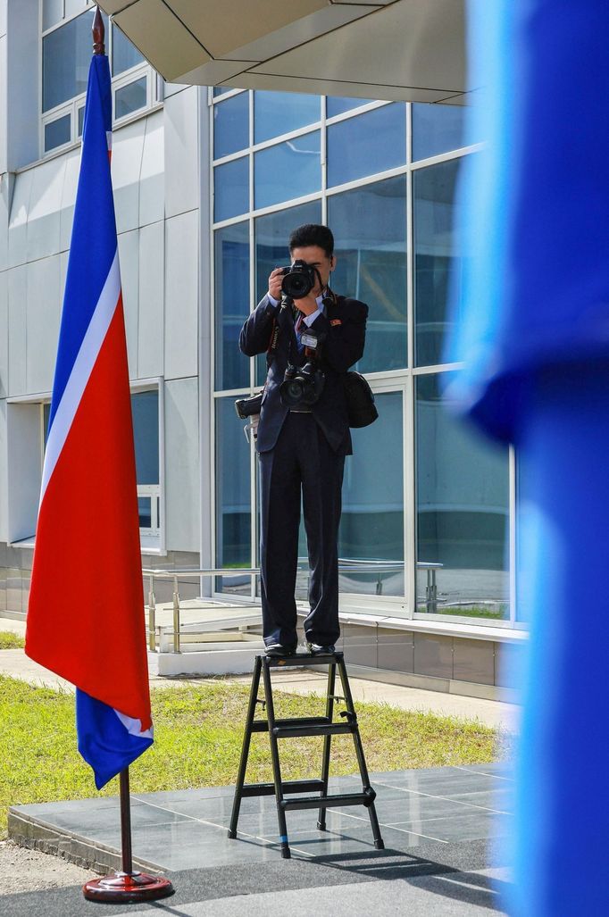 Fotograf KLDR čeká na příjezd ruského prezidenta Vladimira Putina.