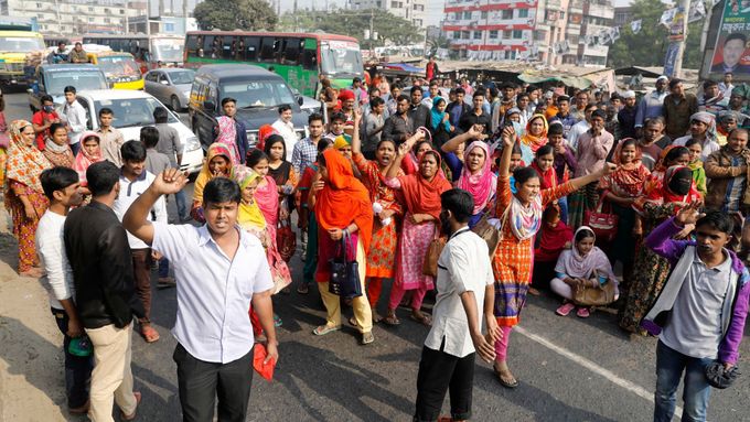 Demonstrace bangladéšských textilních dělníků.