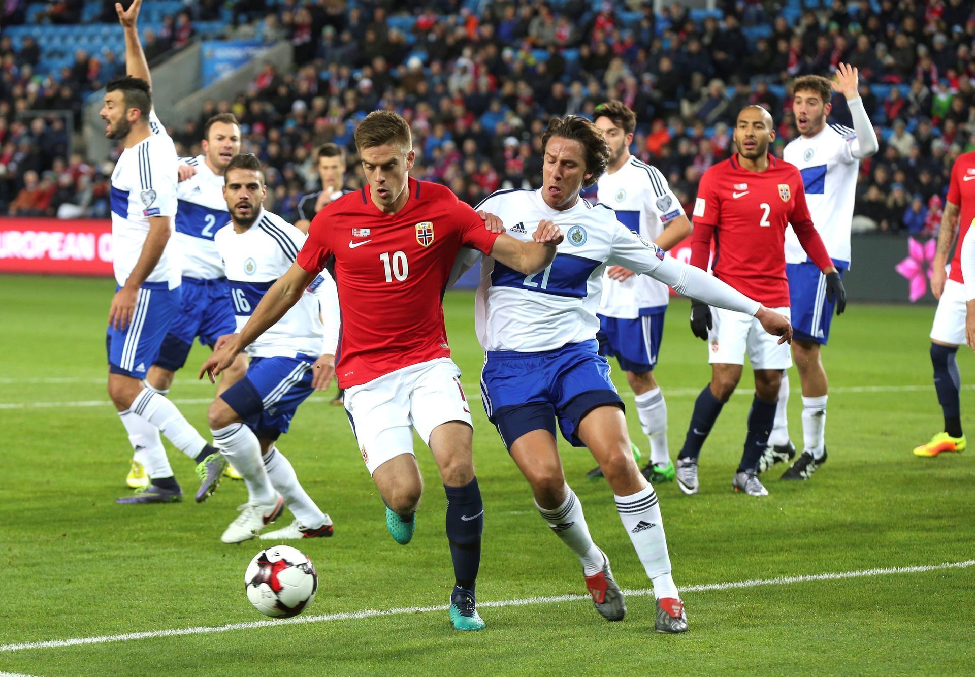 Norsko vs. San Marino: Markus Henriksen a Filippo Mazza