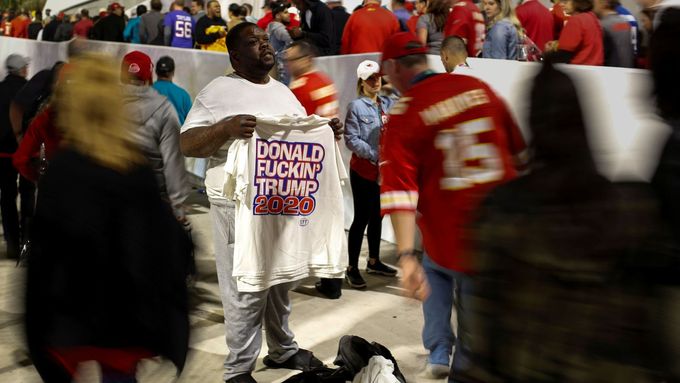 Fanoušek prodává tričko podporující Donalda Trumpa po finále Super Bowlu LIV (2020)