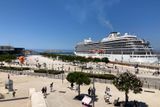 Marseille je domovem největšího komerčního přístavu ve Francii a jednoho z největších ve Středomoří. Je to významné centrum pro obchod a dopravu.