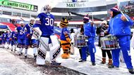 Na New Era Field přivítali oba celky bubeníci místního týmu amerického fotbalu Buffalo Bills.