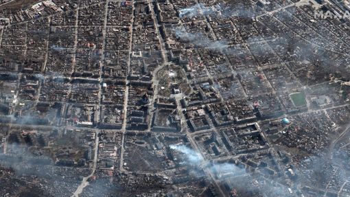Satelitní snímek z 19. března ukazuje kouř po ruském ostřelování města Mariupol.