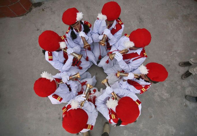 Studenti pilně cvičí na slavnostní průvod ke Dni Republiky ve měste Ahmedabad v západní Indii, 24. ledna 2012. REUTERS/Amit Dave