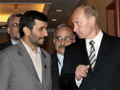 Vladimir Putin a Mahmúd Ahmadínežád na summitu Šanghajské organizace pro spolupráci v Biškeku