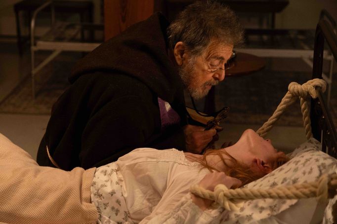 Al Pacino v roli otce Theophiluse Riesingera ve snímku Rituál.