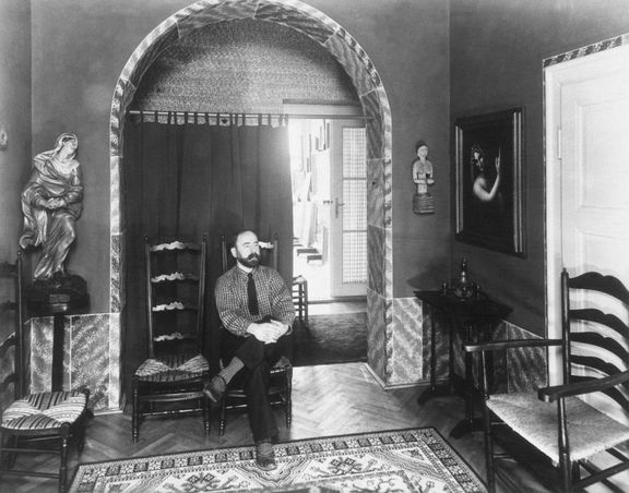 Jan Zrzavý ve svém bytě, 1933.