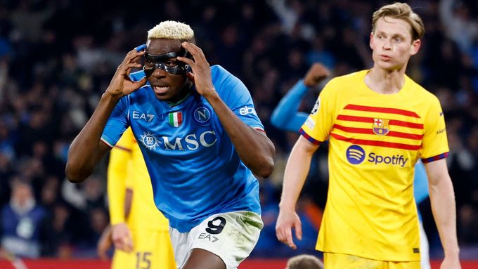 Victor Osimhen slaví gól, kterým Neapol vyrovnala v prvním zápase osmifinále Ligy mistrů s Barcelonou na konečných 1:1