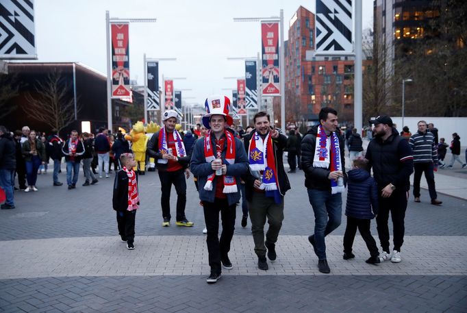 Čeští fanoušci před stadionem Wembley před zápasem kvalifikace ME 2020 Anglie - Česko.