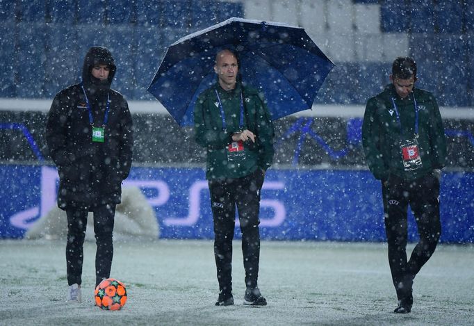 Rozhodčí Anthony Taylor na obchůzce hřiště