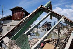 Japonští hasiči stále pátrají po lidech, které smetly povodně. Obětí je už 156