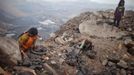 Locals collect coal from an open cast coal field at Dhanbad district in the eastern Indian state of Jharkhand September 20, 2012. With oil and gas output disappointing and hydropower at full throttle, Asia's third-largest economy still relies on coal for most of its vast energy needs. About 75 percent of India's coal demand is met by domestic production and, according to government plans, that won't change over the next five years. Picture taken September 20, 2012. To match INDIA-COAL/ REUTERS/Ahmad Masood (INDIA - Tags: BUSINESS EMPLOYMENT ENERGY SOCIETY ENVIRONMENT) Published: Říj. 21, 2012, 10:20 odp.