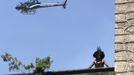 ¨ A police helicopter flies over the Brazilian Indian Museum in Rio de Janeiro March 22, 2013. Brazilian military police took position early morning outside the abandoned Indian museum, where a native Indian community of around 30 individuals have been living since 2006. The Indians were summoned to leave the museum in 72 hours by court officials since last week, local media reported. The group is fighting against the destruction of the museum, which is next to the Maracana Stadium. REUTERS/Sergio Moraes (BRAZIL - Tags: CIVIL UNREST POLITICS) Published: Bře. 22, 2013, 6:01 odp.