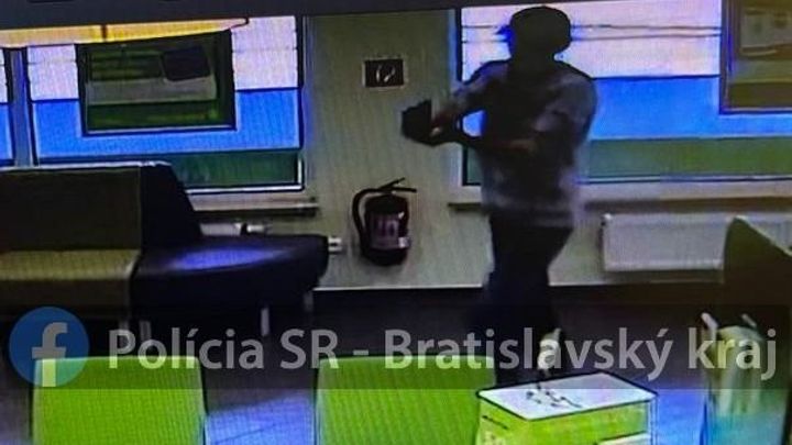 Dva muži vyloupili banku v Bratislavě a utekli. Mohou být ozbrojení, varuje policie; Zdroj foto: Polícia SR - Bratislavský kraj / Facebook.com