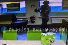 Dva muži vyloupili banku v Bratislavě a utekli. Mohou být ozbrojení, varuje policie