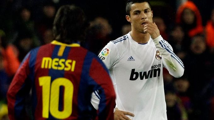 Zkompletuje hattrick Lionel Messi (vlevo), nebo jej předčí Cristiano Ronaldo