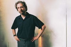 “Kokain jsem v životě neměl, tohle je chřipka.” Američan v Praze sestrojil stroj času