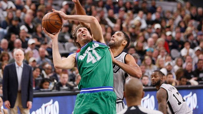 Tim Duncan ze San Antonia brání hráče Dallasu Dirka Nowitzkého (v zeleném).