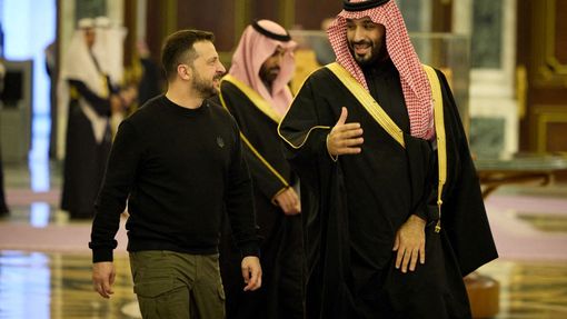 Ukrajinský prezident Volodymyr Zelenskyj v úterý nečekaně přiletěl do Saúdské Arábie. Přijal ho saúdskoarabský korunní princ Muhammad bin Salmán.