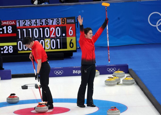 Číňané slaví triumf v zápase smíšených dvojic v curlingu Čína - Švýcarsko na ZOH 2022