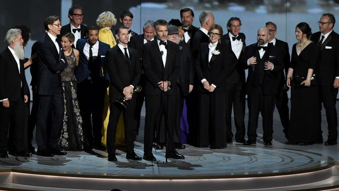 David Benioff a štáb seriálu Hra o trůny přebírá hlavní cenu Emmy pro nejlepší drama.