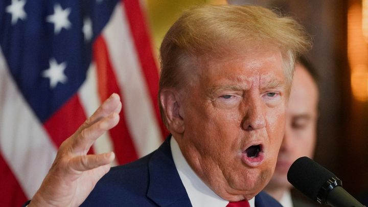 Trump vyhrožuje, že bude po volbách zavírat. Už má připravené seznamy věrných