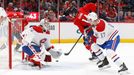 NHL 2019/20, Washington - Montreal: Brankář Carey Price chytá šanci Richarda Pánika.