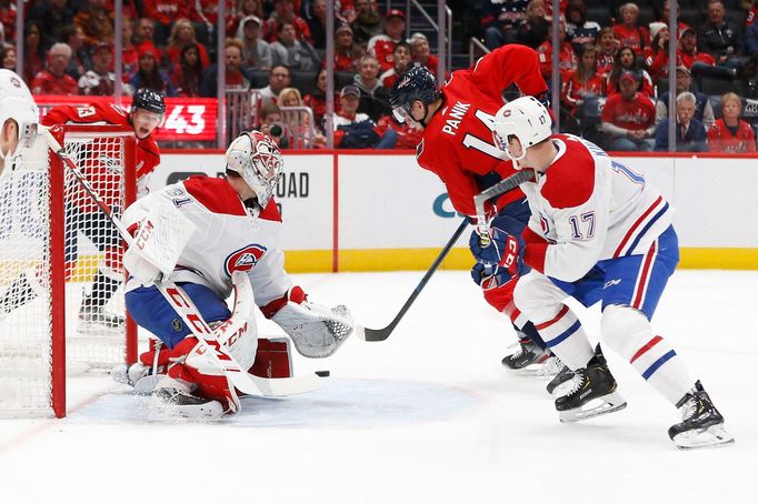 NHL 2019/20, Washington - Montreal: Brankář Carey Price chytá šanci Richarda Pánika.