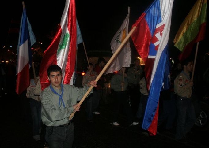 Chlapec nese slovenskou vlajku. Slovensko je jednou z několika zemí, které uznaly genocidu Arménů, a to i přesto, že v zemi nežije jejich početná menšina. Česká republika zatím genocidu neuznala.