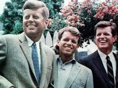 Všichni spolu: JFK, Bobby a Edward (zleva)