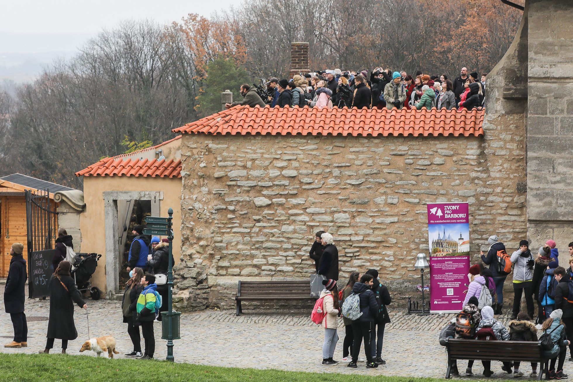 Snesení zvonů z bývalé Jezuitské koleje, Kutná Hora, zvony