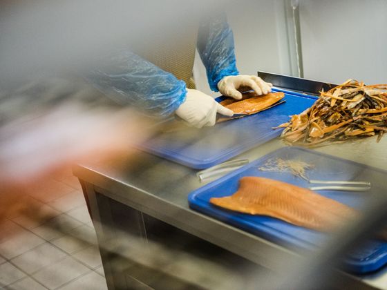 Jejich specializací je pomalé uzení, při kterém se čerstvé, omyté filety naložené v soli udí při 20 až 25 stupních Celsia po dobu až 52 hodin.