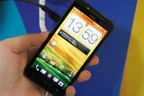HTC  One XC – čtyřjádro s Androidem určené pro čínský trh Pouze pro čínský trh je zatím určen telefon HTC One XC. Telefon je vybaven 4,7 palcovým displejem s rozlišením 720 x 1 280 obrazových bodů a osmi megapixelovým fotoaparátem. Dostatečný výkon zařízení zabezpečuje čtyřjádrový procesor Snapdragon S4. Velikost operační paměti RAM je 1 GB.  Cena telefonu zatím nebyla stanovena.