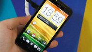 HTC  One XC – čtyřjádro s Androidem určené pro čínský trh Pouze pro čínský trh je zatím určen telefon HTC One XC. Telefon je vybaven 4,7 palcovým displejem s rozlišením 720 x 1 280 obrazových bodů a osmi megapixelovým fotoaparátem. Dostatečný výkon zařízení zabezpečuje čtyřjádrový procesor Snapdragon S4. Velikost operační paměti RAM je 1 GB.  Cena telefonu zatím nebyla stanovena.