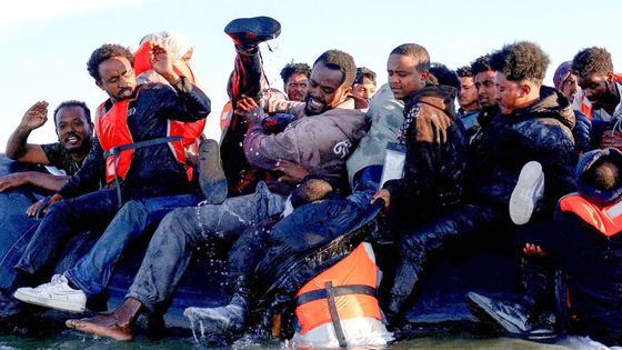 Vlny, chlad a přeplněné čluny. Migranti riskují všechno, aby dosáhli britských břehů