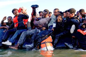 Vlny, chlad a přeplněné čluny. Migranti riskují všechno, aby dosáhli britských břehů