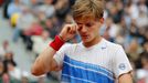 Belgický tenista David Goffin si mne oko během osmifinále French Open 2012 proti Švýcaru Rogeru Federerovi.