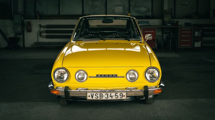 Až na jedinou výjimku se nabízejí bez rezervy. Na co láká aukce auto-moto veteránů?