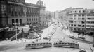 Historická fotografie zachycující provoz tramvajové linky na Václavském náměstí, která zde byla v provozu mezi lety 1884-1980.