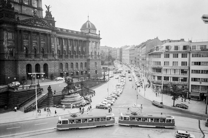 Historická fotografie zachycující provoz tramvajové linky na Václavském náměstí, která zde byla v provozu mezi lety 1884-1980.