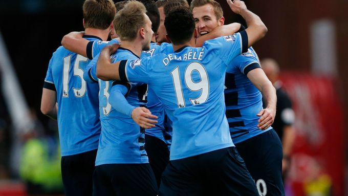 Harry Kane slaví se spoluhráči gól Tottenhamu