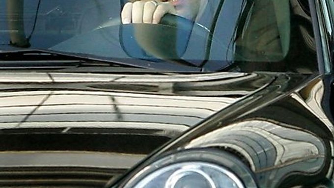 Thomas Doll opouští ve svém Porsche stadion klubu Hamburg SV, kde jako trenér právě skončil.