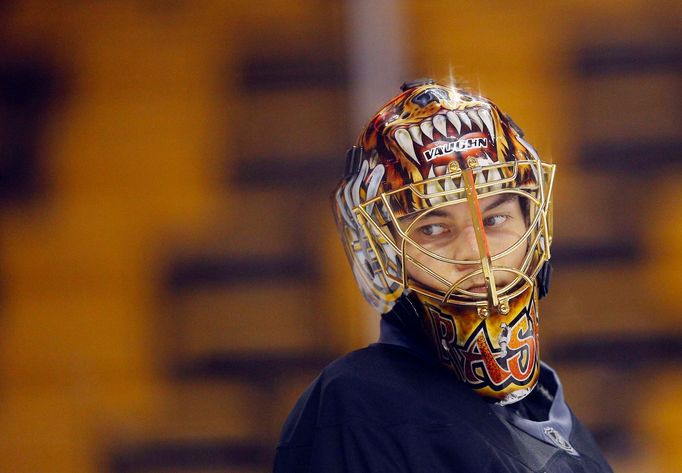 Boston Bruins trénuje před prvním finále Stanley Cupu 2013 (Tuukka Rask)