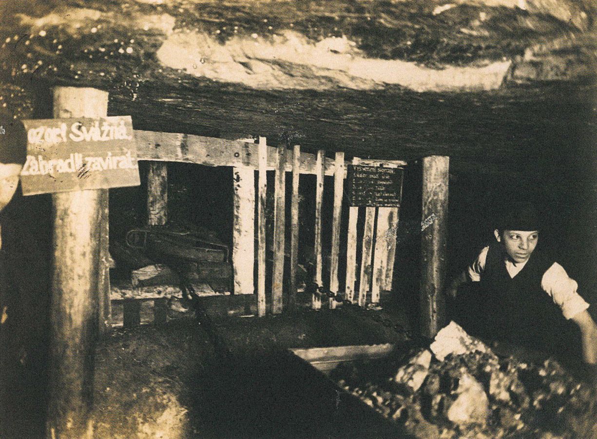 Kniha, Vzhůru dolů - Fotografické album průmyslového a kulturního dědictví uhelného hornictví ostravsko-karvinského revíru, Ostrava, Karviná, hornictví, historie, Magazín, Foto