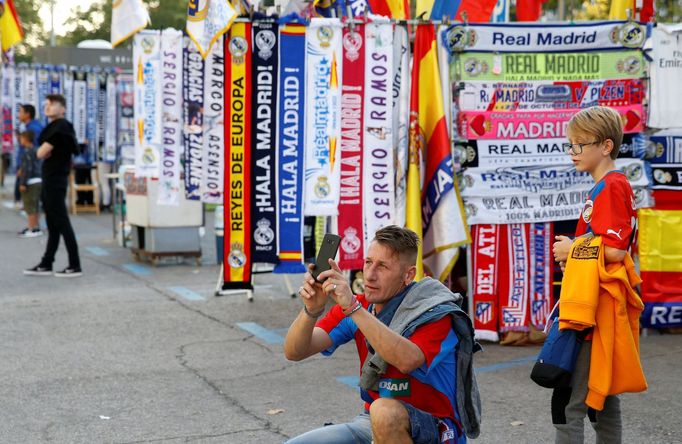 Fanoušek Plzně před zápasem Ligy mistrů Real Madrid - Viktoria Plzeň.