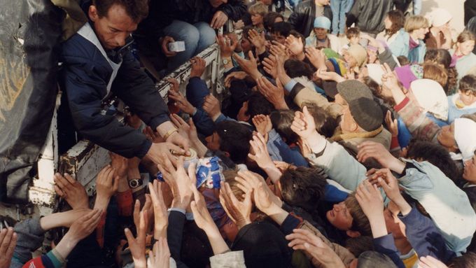Foto: Před 25 lety vypravil Člověk v tísni první humanitární pomoc. Z party nadšenců je velký hráč