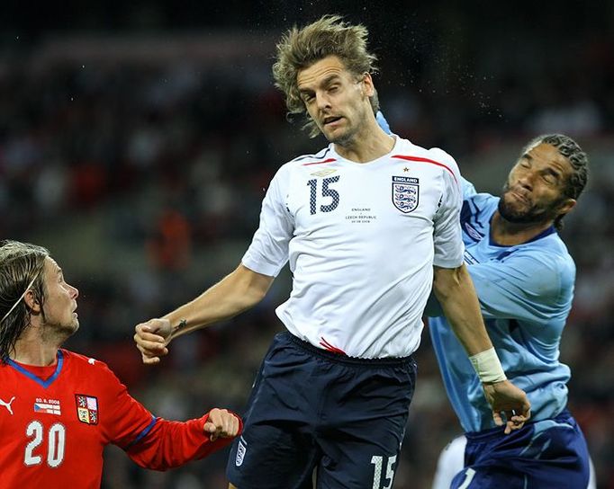 Urputná anglická obrana. Jonathan Woodgate (uprostřed) a David James (vpravo).